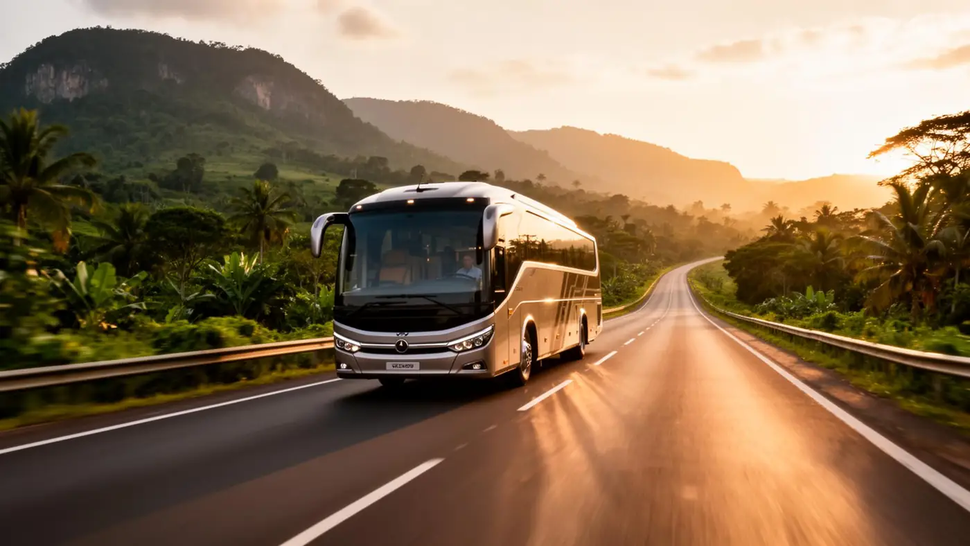 Autocar VIP Overline Voyages sur la route au coucher du soleil